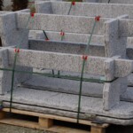 Granittisch Gottardo aus Tessiner Gneis hell, versandbereit Palletiert Granittisch Gottardo